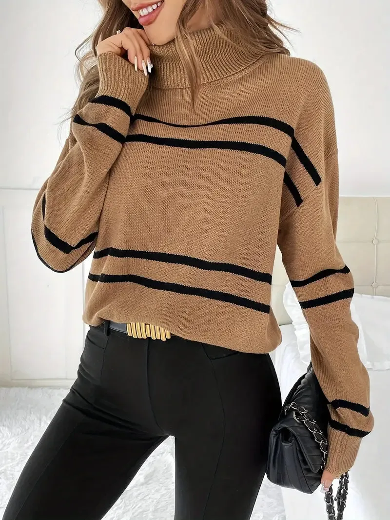 Einfacher Rollkragenpullover mit modernem Streifenmuster