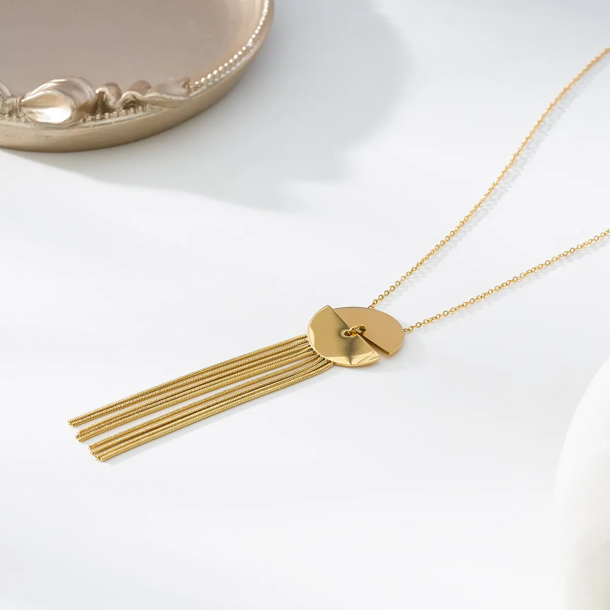 Goldene Halskette mit zwei Scheibenanhängern mit Quasten