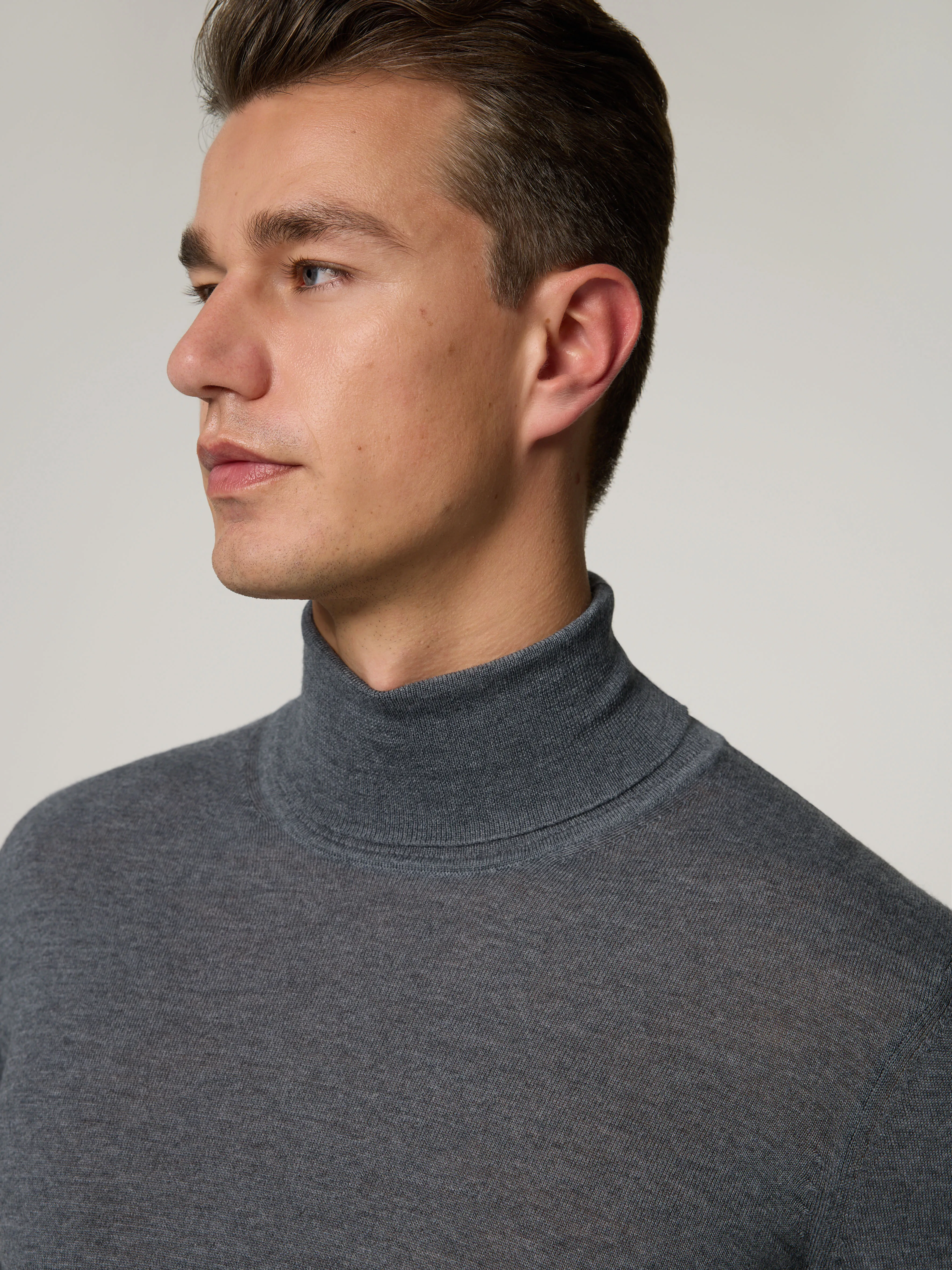 Rollkragenpullover im Slim Fit