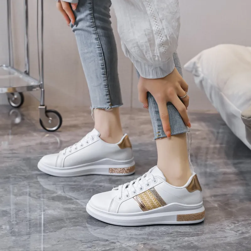 Sneakers mit glänzenden Streifen