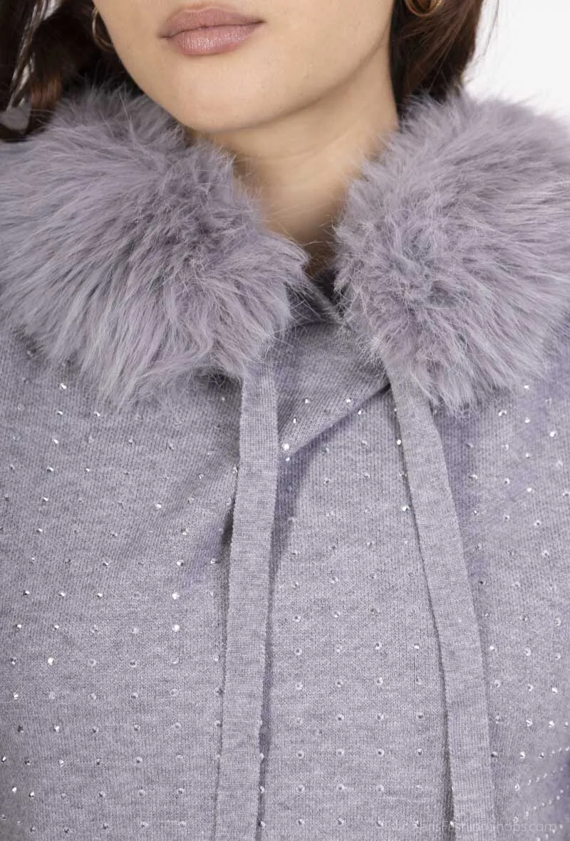 Übergroßer Strickpullover mit Strasssteinen und Fellkapuze